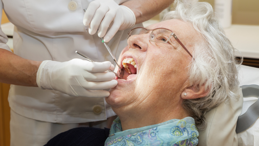Drygt hälften, 52 procent, av pensionärerna som avstår tandvård har gjort det av ekonomiska skäl.  Foto: Shutterstock